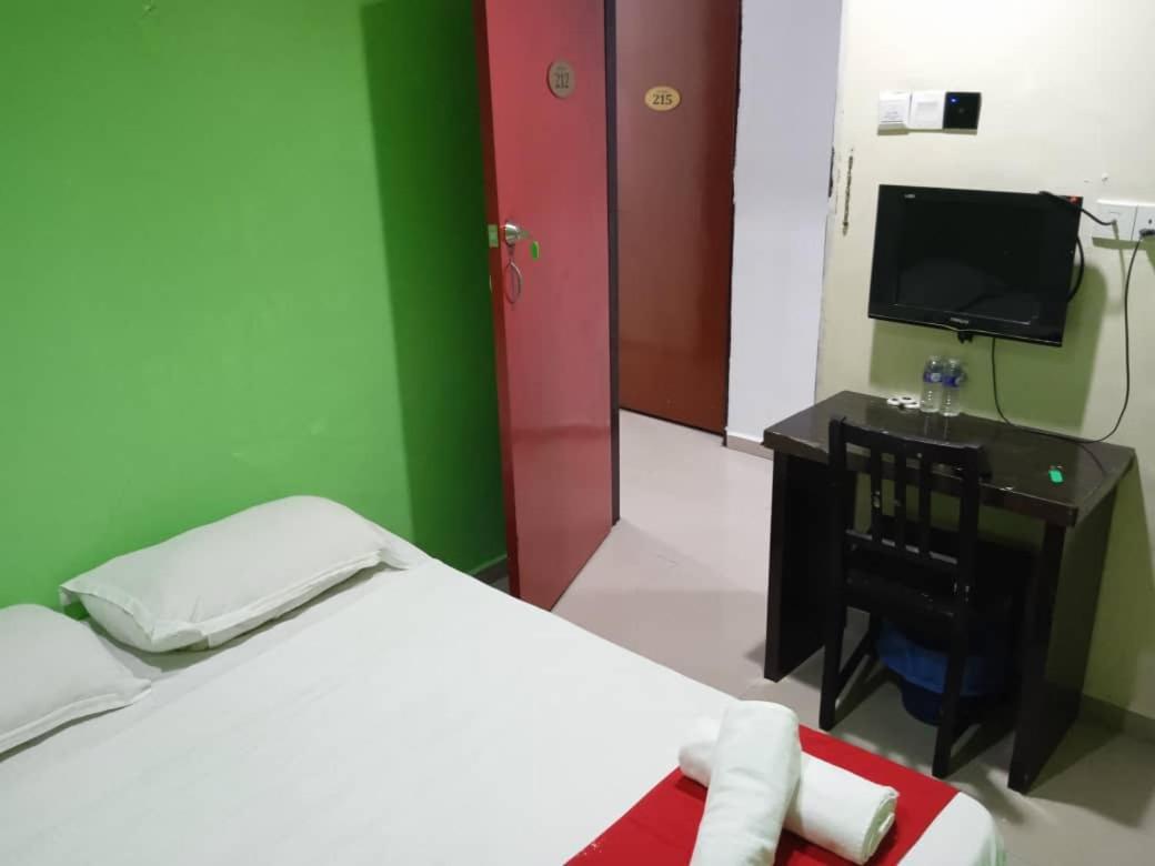 Ezi Hotel Кланг Экстерьер фото